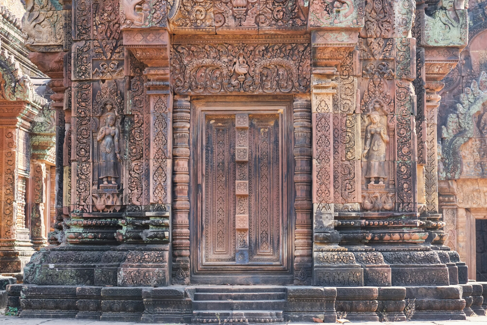 Banteay Srei carvings image