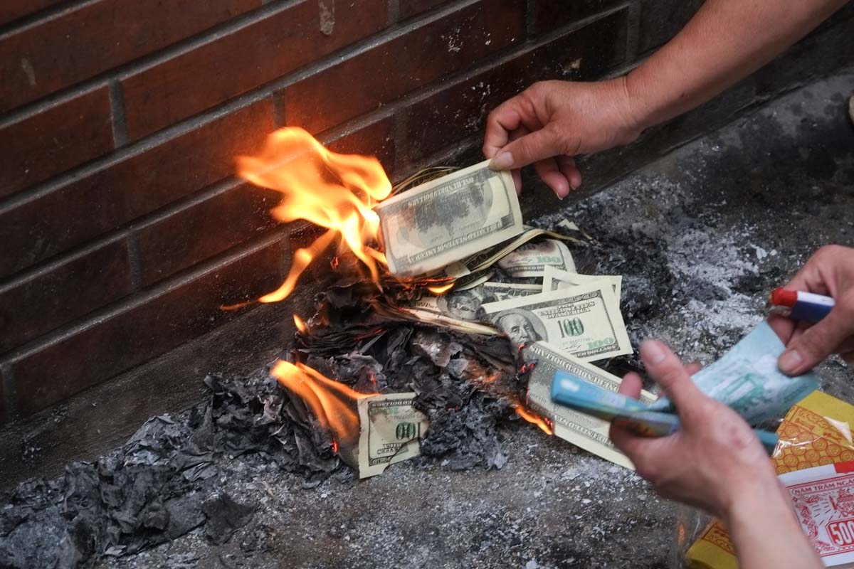 Hanoi Burning Tet Money image